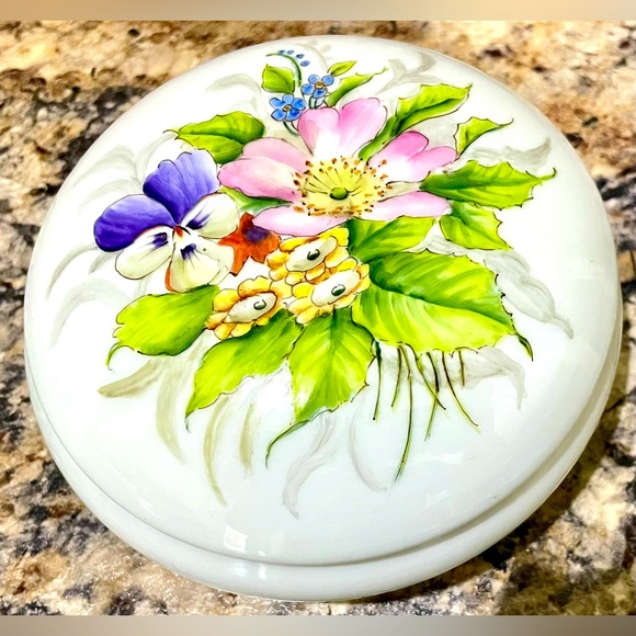 Signed Hand Painted Limoges Antique Porcelain Powder Trinket Box Wow! - Picture 1 of 6